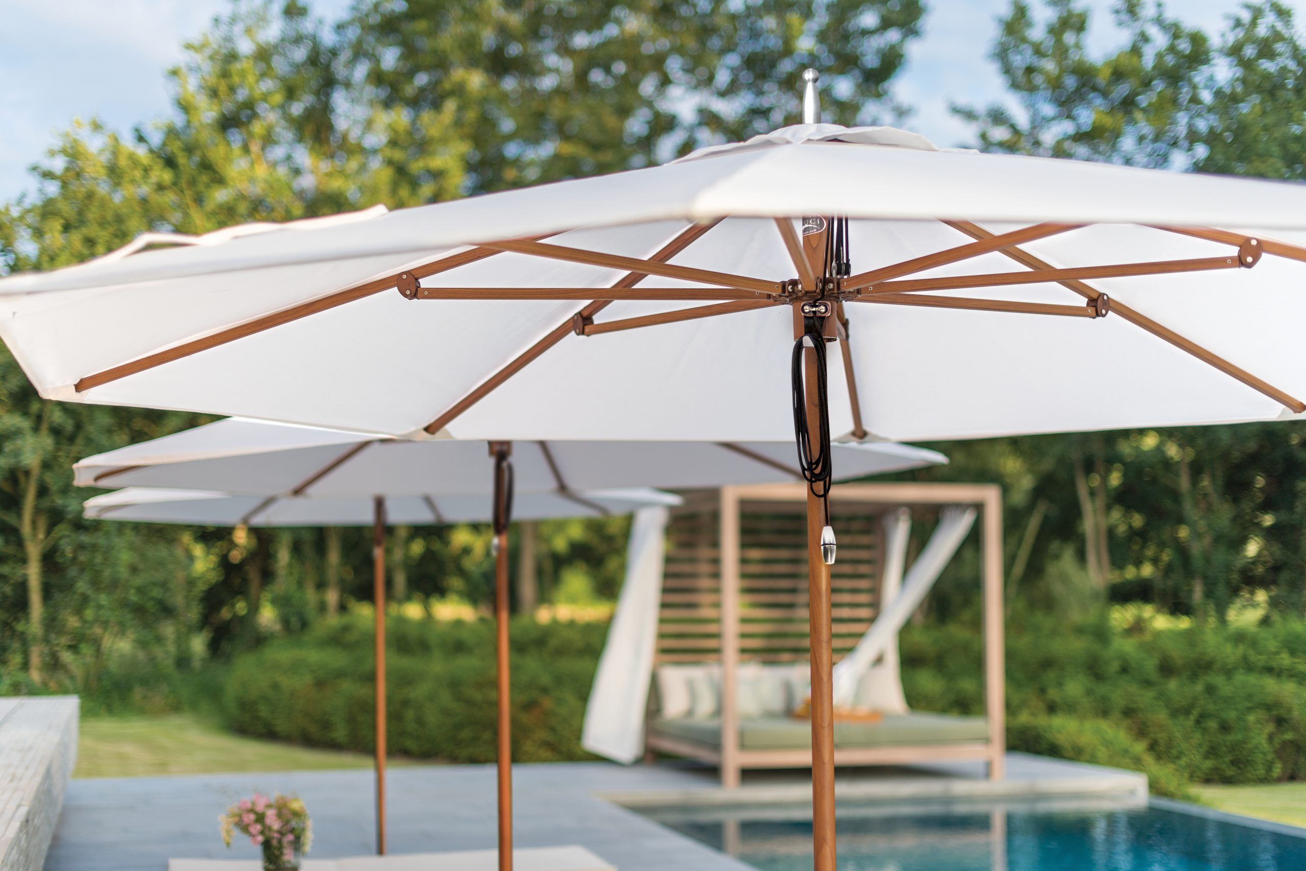 classic patio umbrellas JONATHAN Y Tracy 9 ft. MidCentury Scalloped Fringe Market Umbrella with Auto-Tilt Crank Wind Vent and UV Protection in Coral Red/White The double Market Umbrellas Pacific Patio