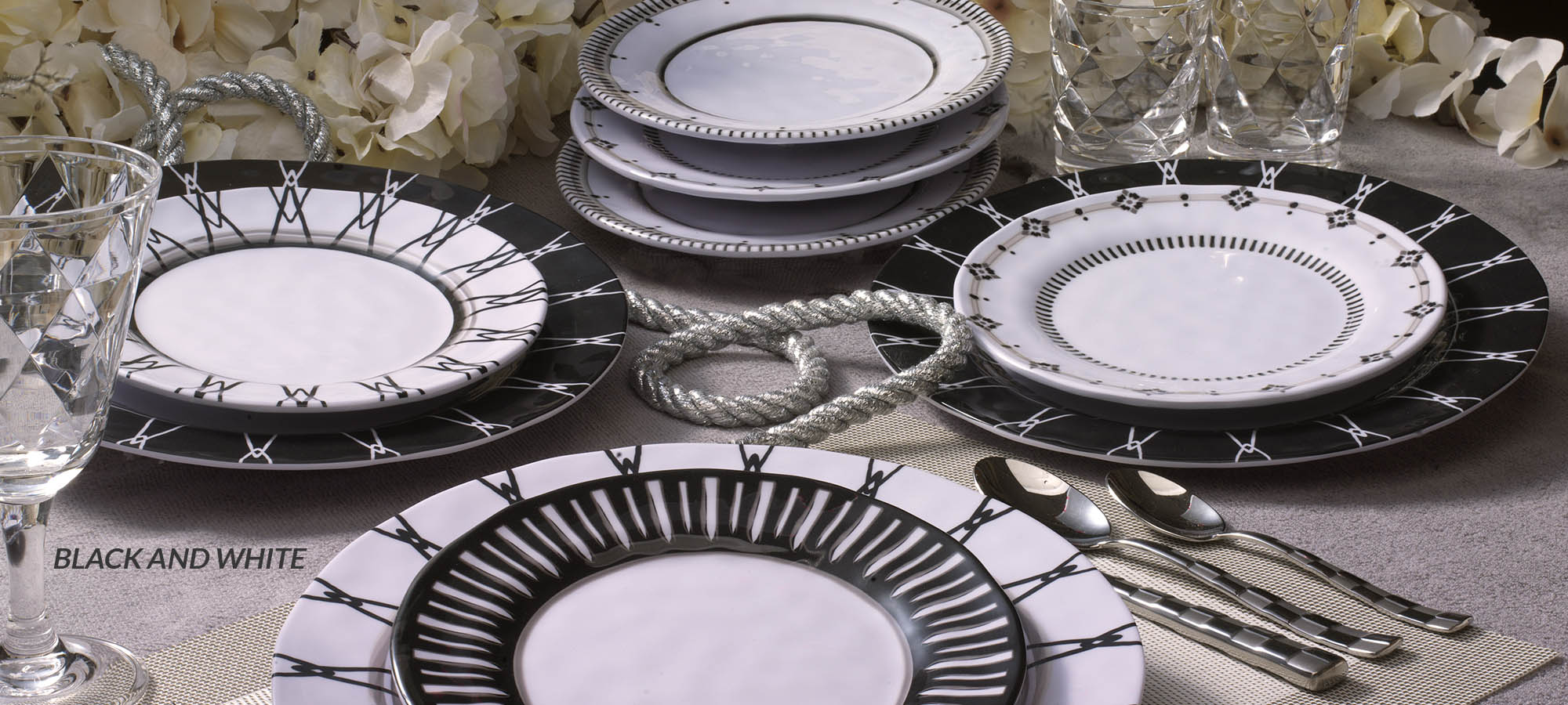 Black &amp; White Round 11 in. Dinner Plate Light Rim