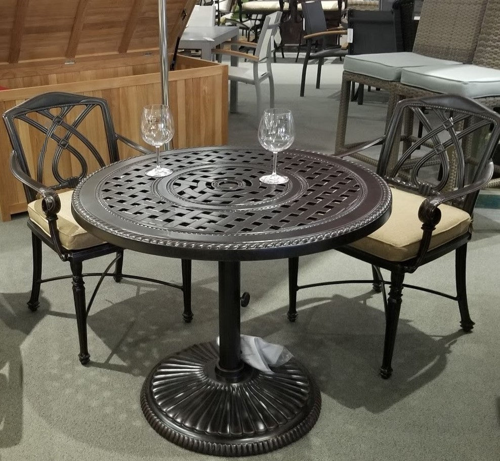 Grand Terrace Round Pedestal Table