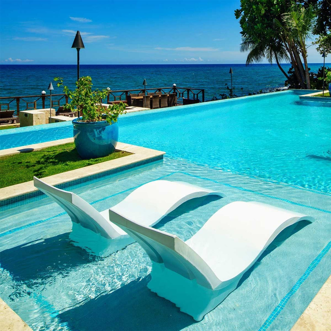 Signature In-Pool Deep Chaise